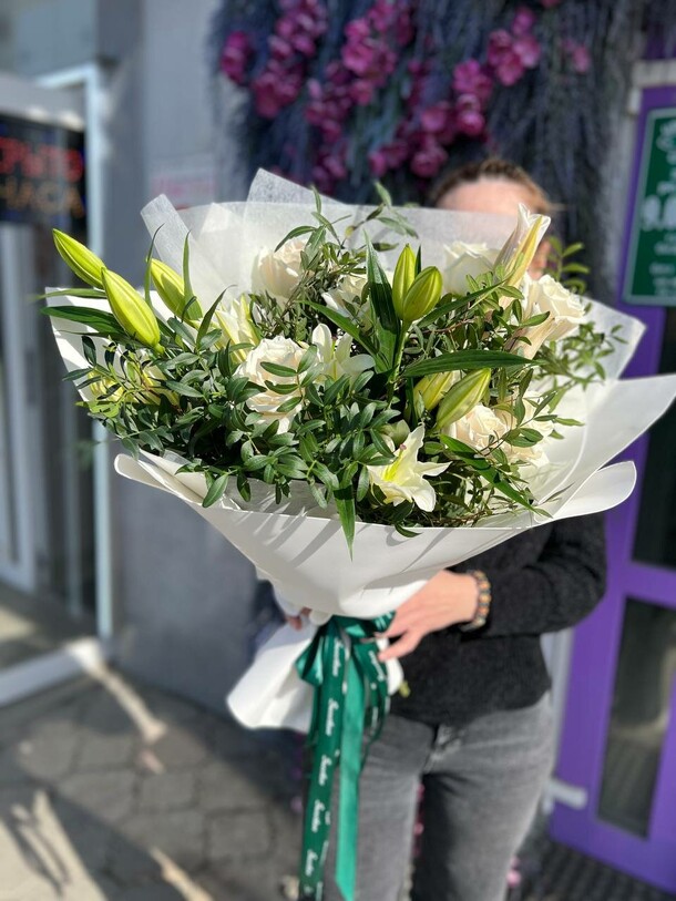 Букет с белыми лилиями, артикул F1400505 - 6800 рублей, доставка по городу. Flawery - доставка цветов