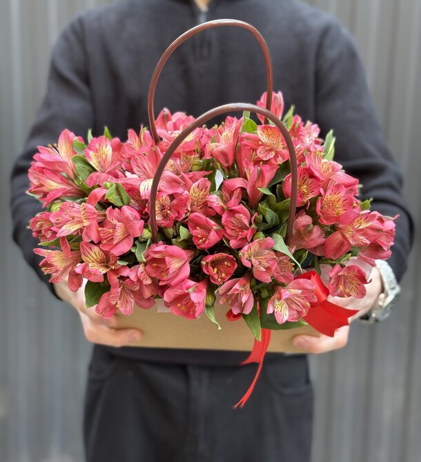 Альстромерия в сумочке, артикул F1397025 - 3900 рублей, доставка по городу. Flawery - доставка цветов