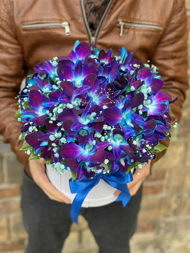 Синие орхидеи в шляпной коробке, артикул F1397050 - 5900 рублей, доставка по городу. Flawery - доставка цветов