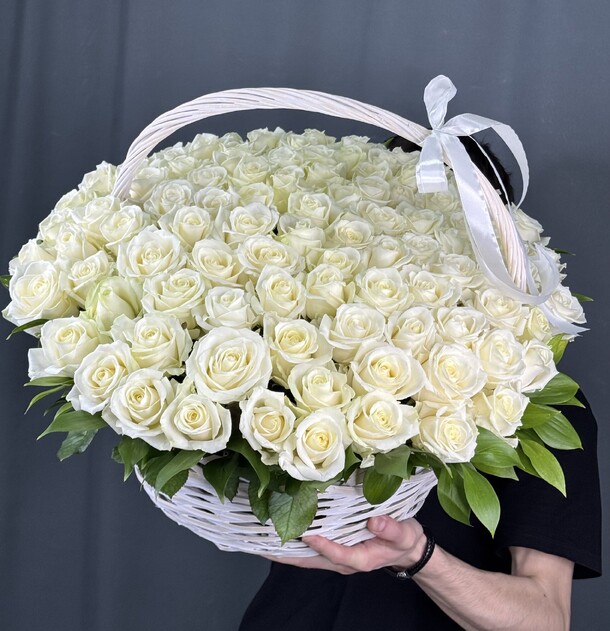 101 белая роза в корзине, артикул F1397321 - 27900 рублей, доставка по городу. Flawery - доставка цветов