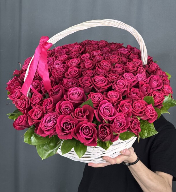 101 малиновая роза в корзине, артикул F1397324 - 28900 рублей, доставка по городу. Flawery - доставка цветов