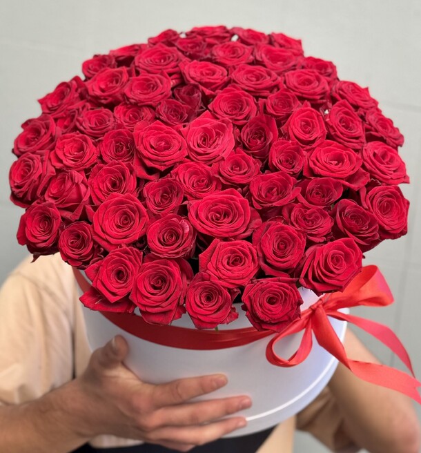 51 красная роза в коробке, артикул F1397509 - 15900 рублей, доставка по городу. Flawery - доставка цветов