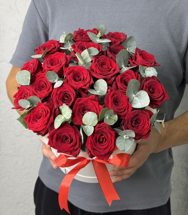 Красная роза с эвкалиптом в коробке, артикул F1397511 - 6900 рублей, доставка по городу. Flawery - доставка цветов