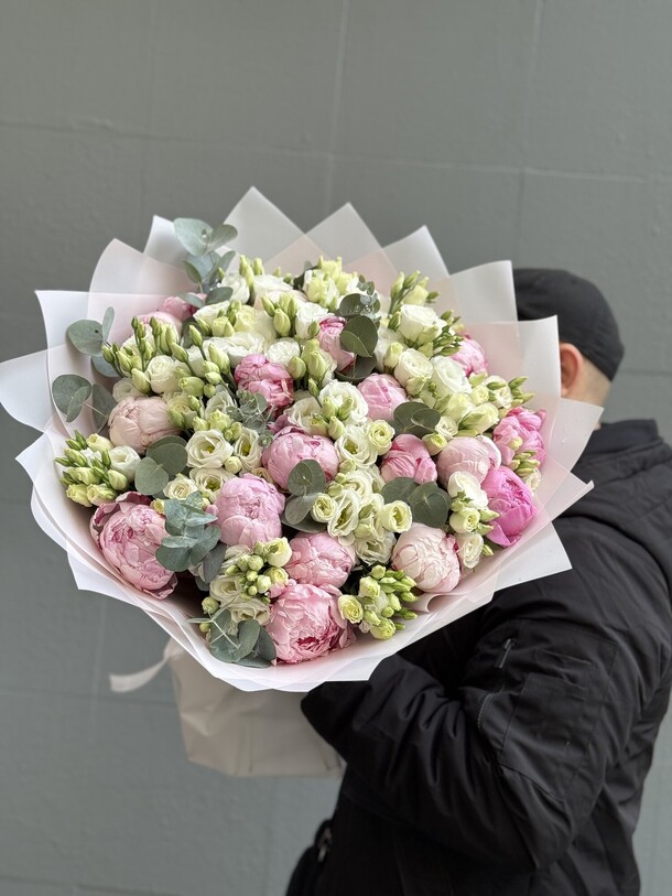 Ароматные пионы с эустомой, артикул F1397572 - 26487 рублей, доставка по городу. Flawery - доставка цветов