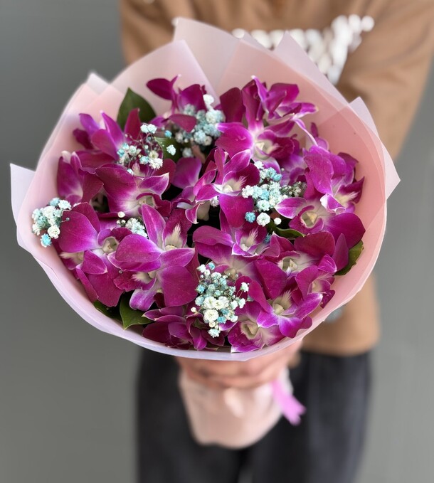 Хит продаж фиолетовые орхидеи с гипсофилой, артикул F1397944 - 5900 рублей, доставка по городу. Flawery - доставка цветов