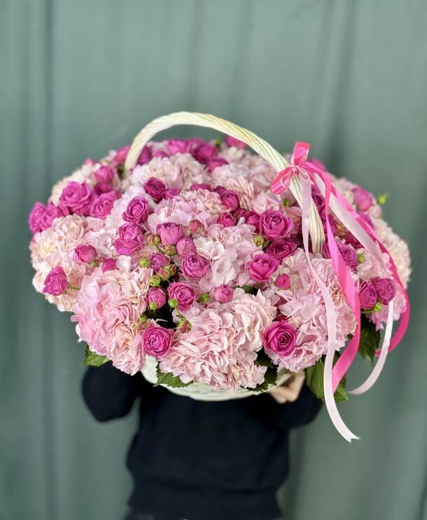 Гортензия с кустовыми розами, артикул F1397971 - 40909 рублей, доставка по городу. Flawery - доставка цветов