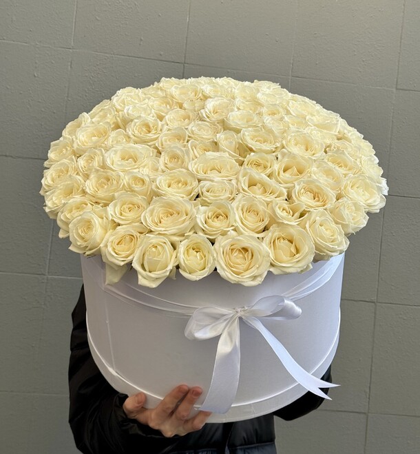 101 белая роза в коробке, артикул F1397975 - 35090 рублей, доставка по городу. Flawery - доставка цветов