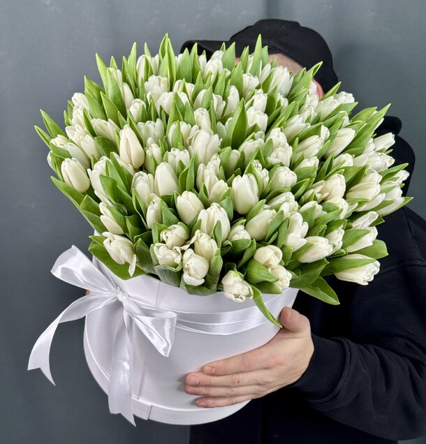 101 белый тюльпан в коробке, артикул F1398103 - 28490 рублей, доставка по городу. Flawery - доставка цветов