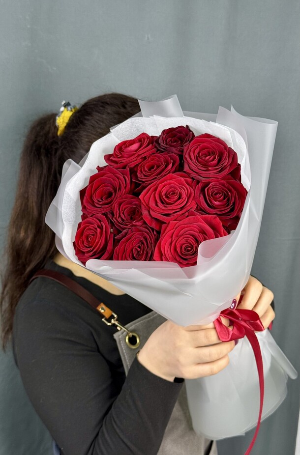 Красная роза комплимент, артикул F1398106 - 3200 рублей, доставка по городу. Flawery - доставка цветов