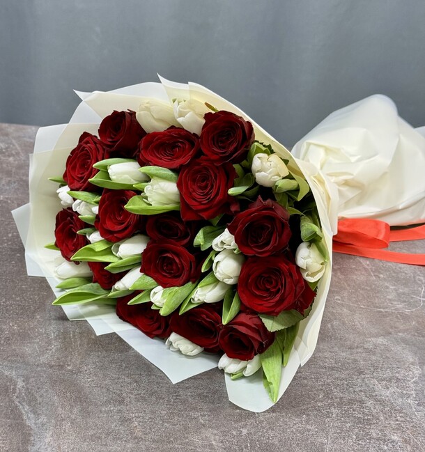 Белые тюльпаны с красными розами, артикул F1398727 - 10000 рублей, доставка по городу. Flawery - доставка цветов