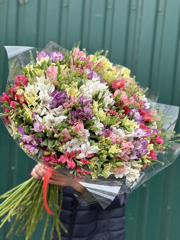 51 разноцветная альстромерия, артикул F1399330 - 15800 рублей, доставка по городу. Flawery - доставка цветов