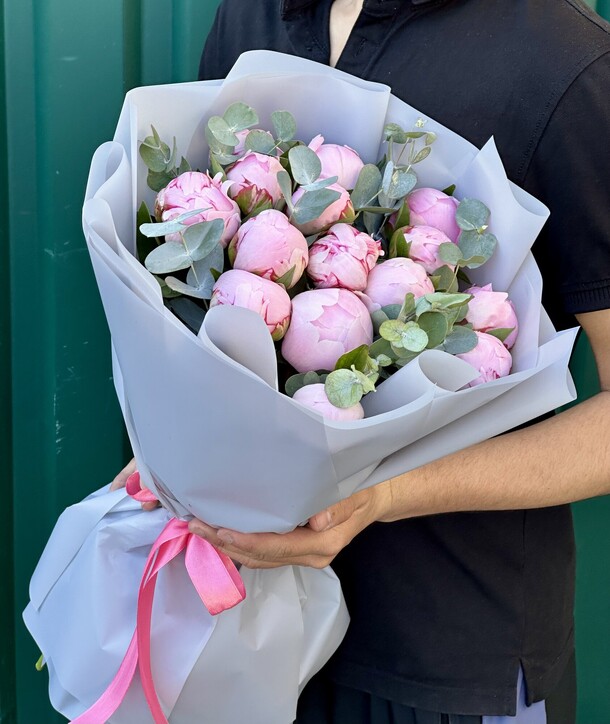 Ароматные пионы с эвкалиптом, артикул F1399353 - 15600 рублей, доставка по городу. Flawery - доставка цветов