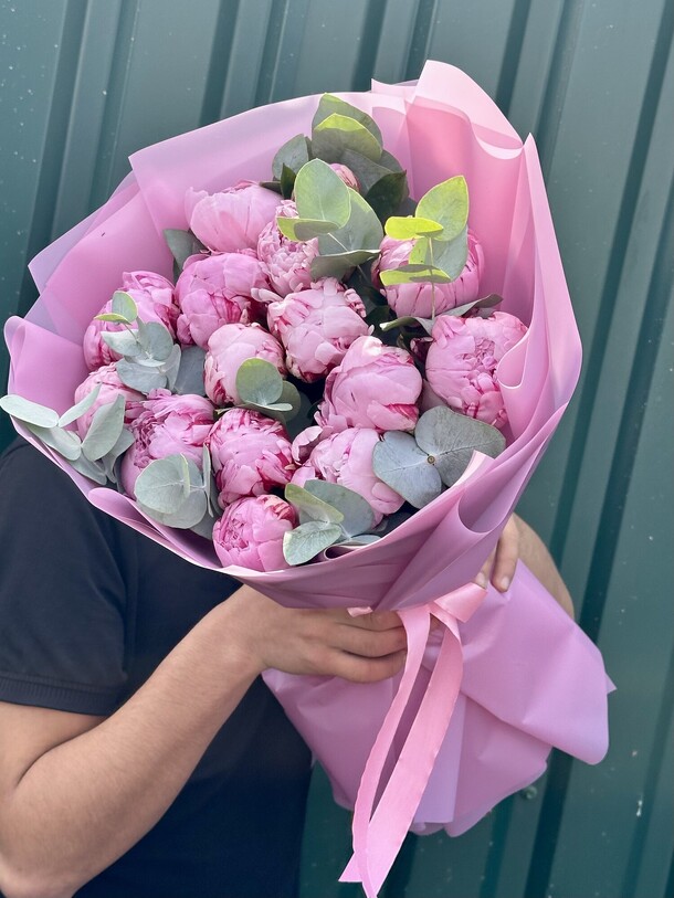 Букет из пиона с эвкалиптом, артикул F1399398 - 15900 рублей, доставка по городу. Flawery - доставка цветов