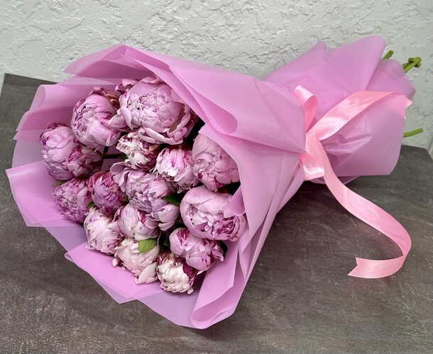 15 розовых пион, артикул F1400134 - 16400 рублей, доставка по городу. Flawery - доставка цветов