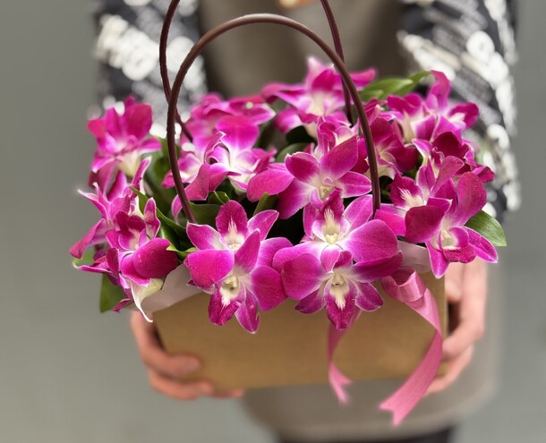 Фиалетовый дендробиум в сумочке, артикул F1400693 - 4500 рублей, доставка по городу. Flawery - доставка цветов