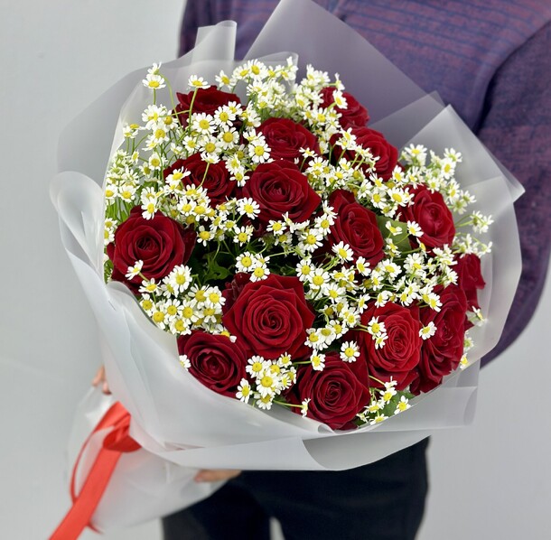 Красные розы с ромашками, артикул F1400761 - 8900 рублей, доставка по городу. Flawery - доставка цветов