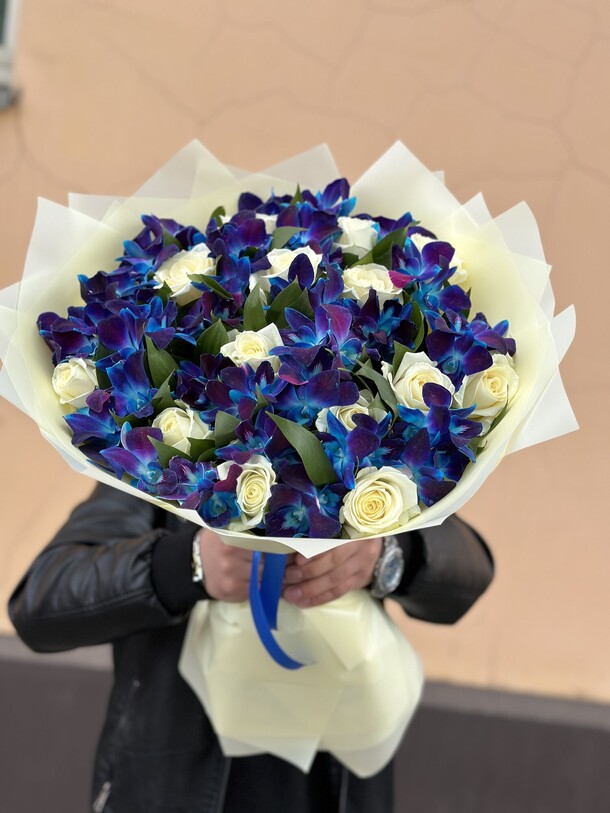 Белая роза с синими орхидеями, артикул F1402648 - 9500 рублей, доставка по городу. Flawery - доставка цветов