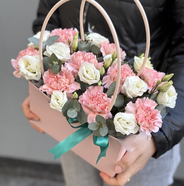 Диантус с эустомой в сумочке, артикул F1402953 - 3900 рублей, доставка по городу. Flawery - доставка цветов