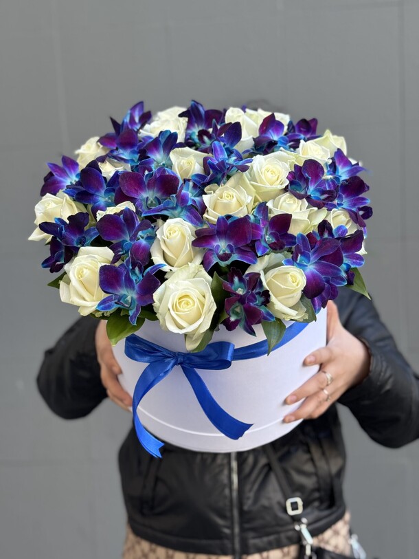 Белая роза в синими орхидеями в большой коробке, артикул F1408631 - 17900 рублей, доставка по городу. Flawery - доставка цветов