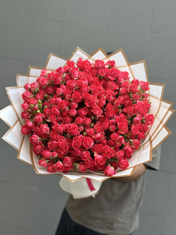 Малиновая кустовая роза, артикул F1409011 - 17900 рублей, доставка по городу. Flawery - доставка цветов