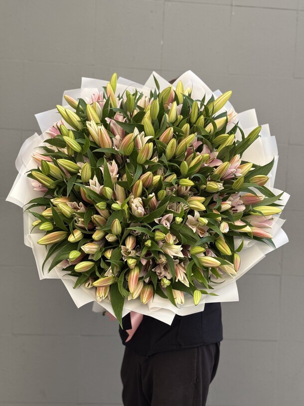 Огромный букет из нежно-розовых лилий, артикул F1411965 - 89900 рублей, доставка по городу. Flawery - доставка цветов