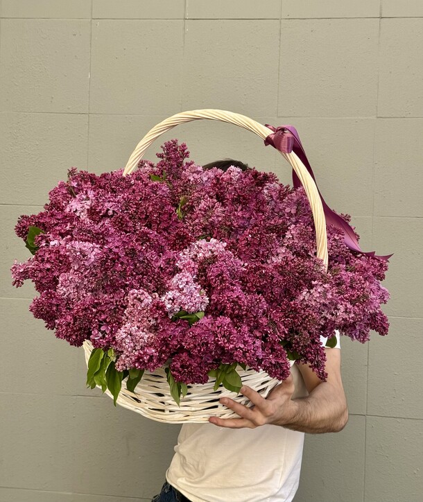 Сирень в корзине, артикул F1412083 - 45900 рублей, доставка по городу. Flawery - доставка цветов