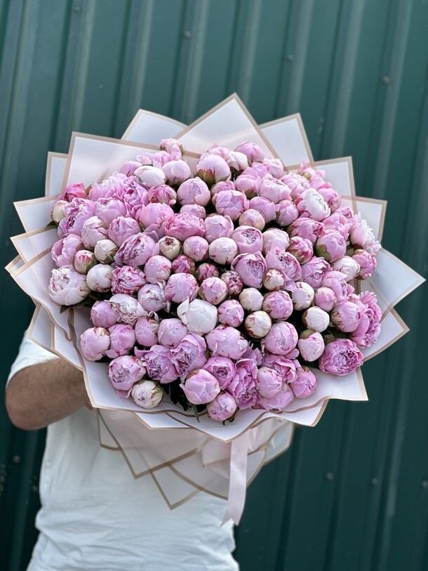 101 роскошные пионы, артикул F1414386 - 119790 рублей, доставка по городу. Flawery - доставка цветов