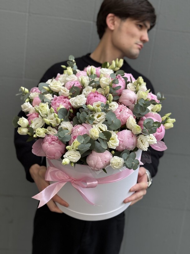 Пионы с эустомой в шляпной коробке, артикул F1422628 - 27390 рублей, доставка по городу. Flawery - доставка цветов