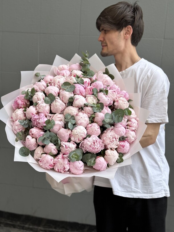 61 пион с эвкалиптом, артикул F1422630 - 72600 рублей, доставка по городу. Flawery - доставка цветов