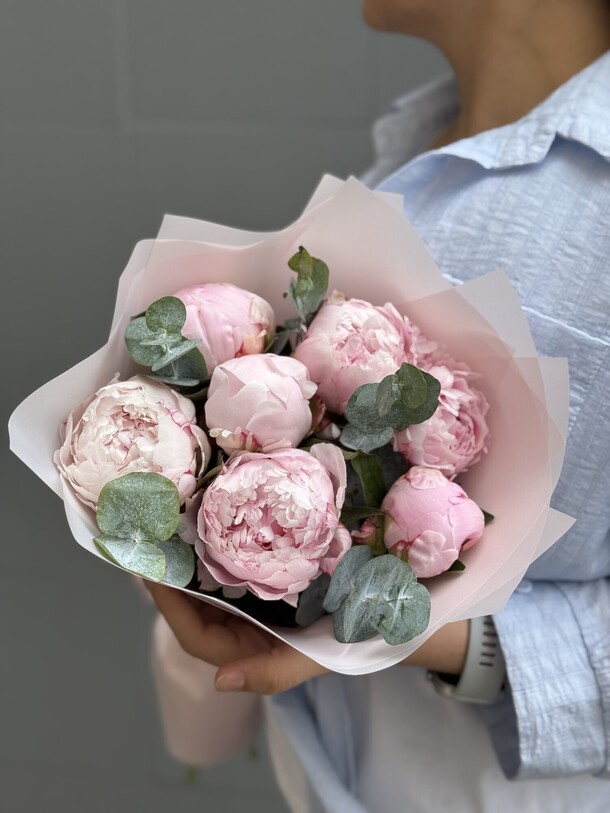 Букет из 7 розовых пионов «сара бернар» с эвкалиптом, артикул F1423839 - 7248 рублей, доставка по городу. Flawery - доставка цветов