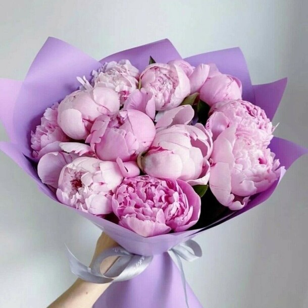 Нежный розовый вдохновляющий букет из 13 пионов, артикул F1424107 - 13690 рублей, доставка по городу. Flawery - доставка цветов