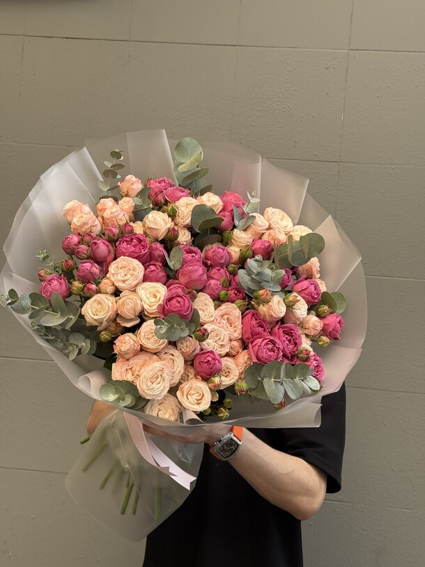 Кустовая пионовидная роза с эвкалиптом, артикул F1424455 - 17900 рублей, доставка по городу. Flawery - доставка цветов