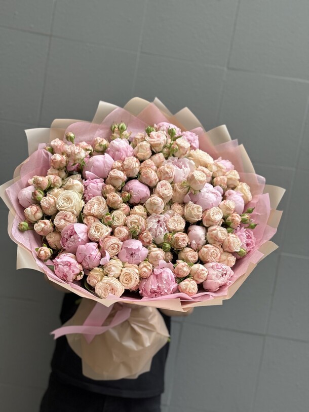 Пионы с кустовыми розами, артикул F1424477 - 25156 рублей, доставка по городу. Flawery - доставка цветов