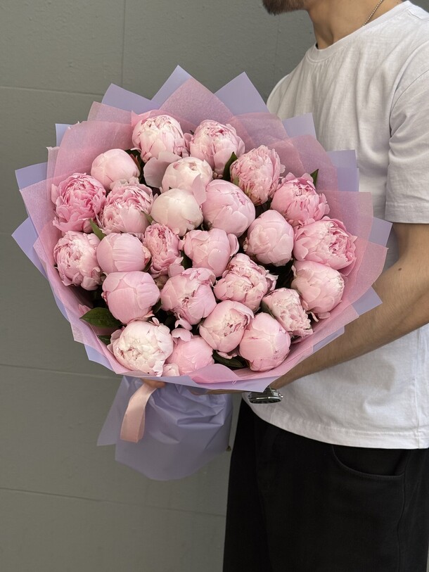 Букет из 25 пионов, артикул F1424714 - 27900 рублей, доставка по городу. Flawery - доставка цветов