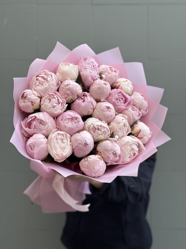 Букет из 25 розовых пион, артикул F1427880 - 27672 рублей, доставка по городу. Flawery - доставка цветов