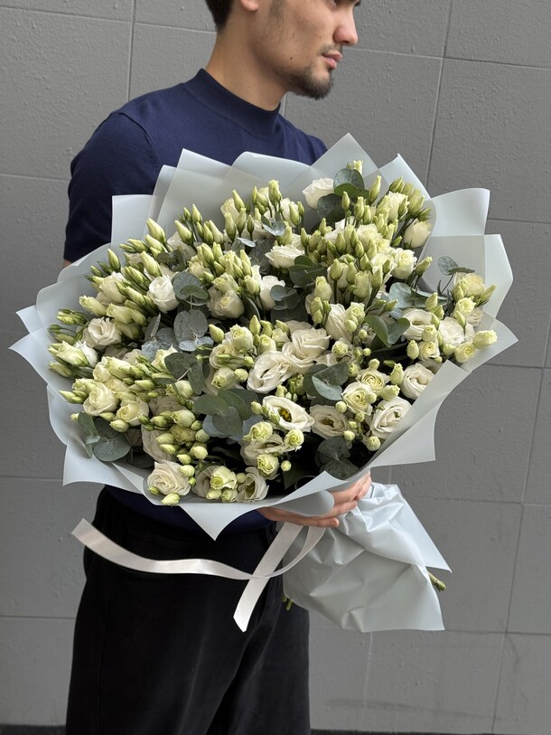 Лизиантус с эвкалиптом, артикул F1428362 - 13500 рублей, доставка по городу. Flawery - доставка цветов