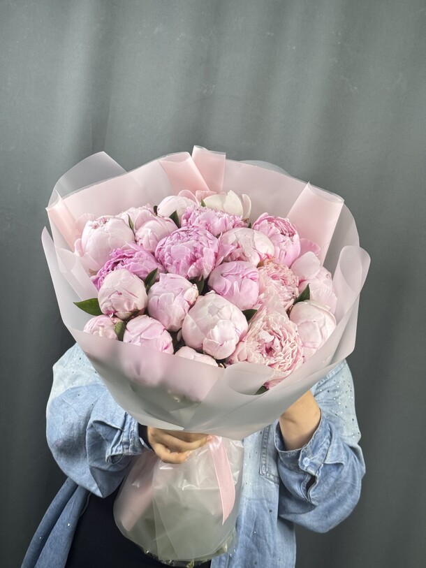 Букет из 21 ароматны пионов, артикул F1432443 - 21295 рублей, доставка по городу. Flawery - доставка цветов