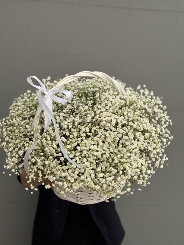 Белая гипсофила в корзине, артикул F1432943 - 10450 рублей, доставка по городу. Flawery - доставка цветов