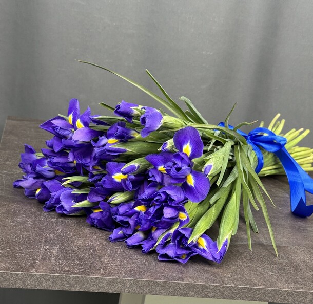 Букет синих ирисов, артикул F1434095 - 8900 рублей, доставка по городу. Flawery - доставка цветов