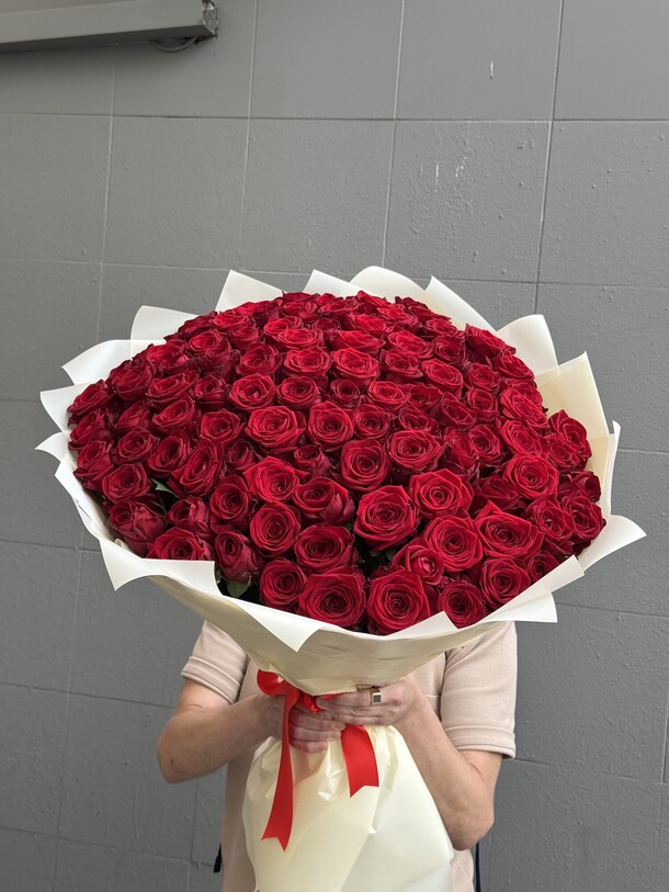 101 красная роза 70 см, артикул F1435377 - 29900 рублей, доставка по городу. Flawery - доставка цветов