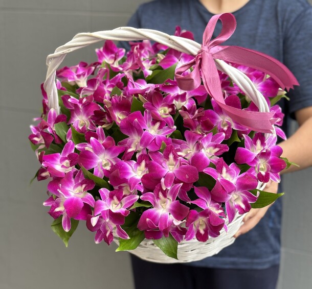 Фиолетовые 💜 орхидеи в корзине, артикул F1435390 - 12900 рублей, доставка по городу. Flawery - доставка цветов