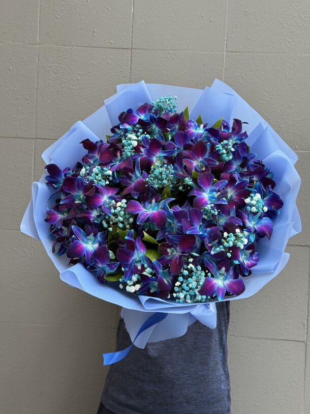 Синие орхидеи с гипсофилой, артикул F1435942 - 8091 рублей, доставка по городу. Flawery - доставка цветов