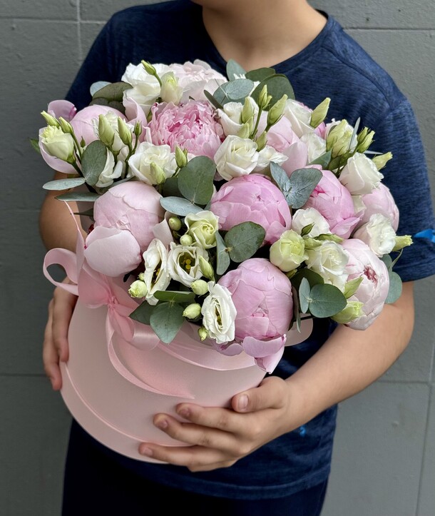 Пионы с эустомой в коробке, артикул F1435943 - 15301 рублей, доставка по городу. Flawery - доставка цветов