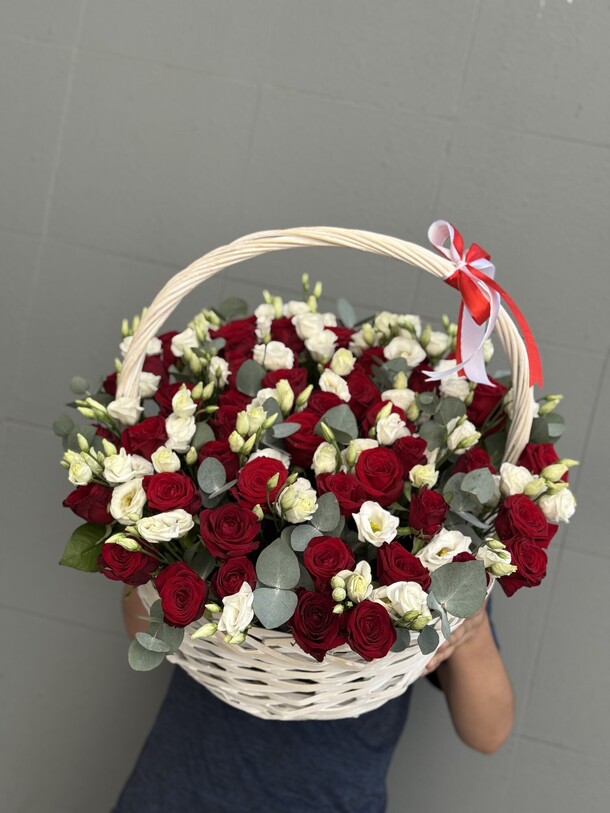 Красная роза с эустомой и эвкалиптом в корзине, артикул F1437272 - 17900 рублей, доставка по городу. Flawery - доставка цветов