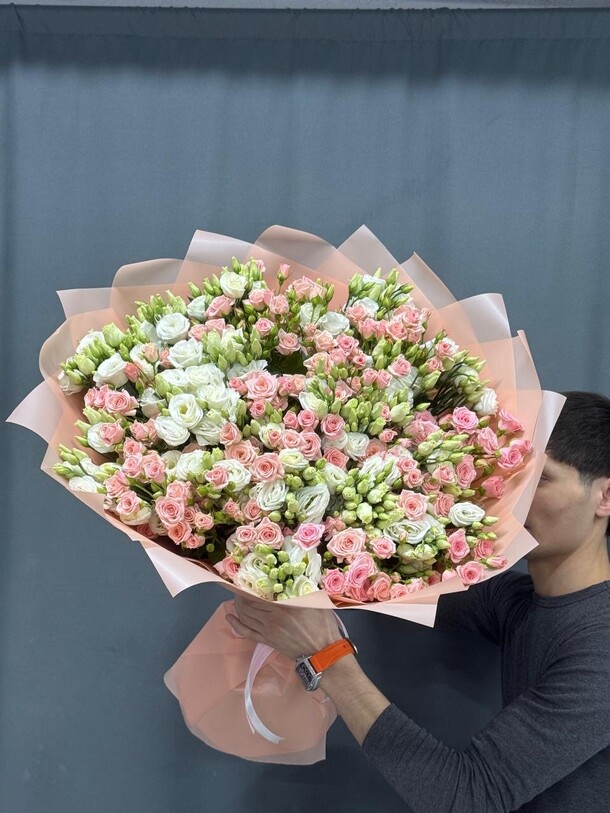 Кустовая роза с эустомой, артикул F1449613 - 17900 рублей, доставка по городу. Flawery - доставка цветов