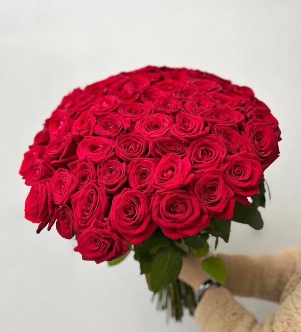 Красивый букет из красных роз 75 шт 50 см, букет красных роз, букет живых цветов, россия, арт: 1722, артикул F1429586 - 41250 рублей, доставка по городу. Flawery - доставка цветов