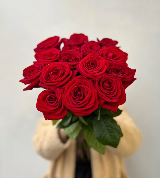 Букет красных роз из 15 шт, красивый букет роз 50 см, букет живых цветов, россия, арт: 1605-1, артикул F1429593 - 8250 рублей, доставка по городу. Flawery - доставка цветов