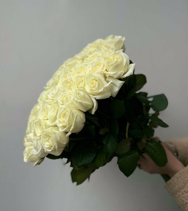 Красивый букет из белых роз 75 шт 50 см, большой букет роз, букет живых цветов, россия, арт: 1719, артикул F1429607 - 41250 рублей, доставка по городу. Flawery - доставка цветов