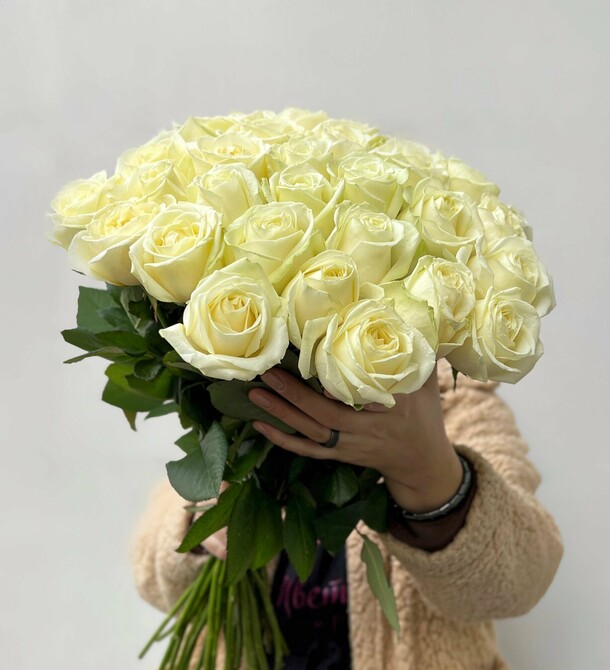 Букеты цветов из белых роз 35 шт, красивый букет цветов 50 см, букет живых цветов, россия, арт: 1595, артикул F1429634 - 19250 рублей, доставка по городу. Flawery - доставка цветов