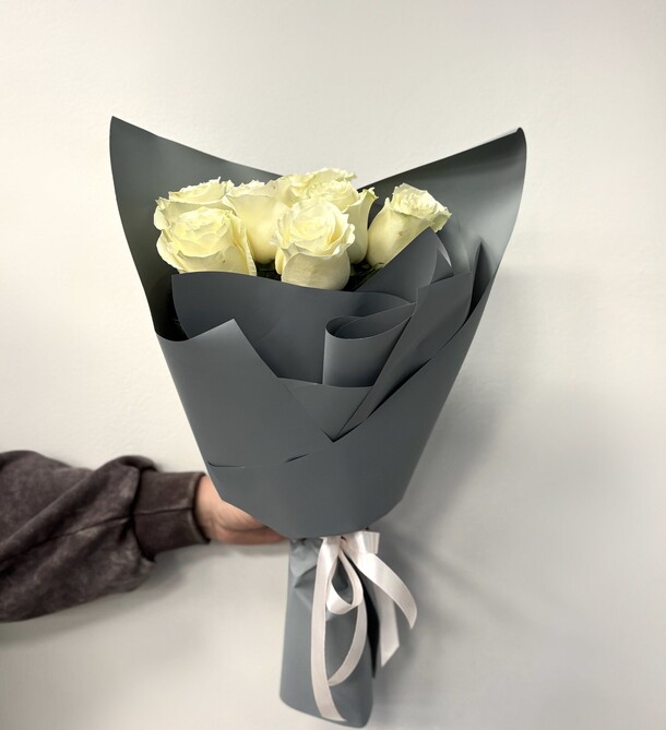 Букет из 7 белых роз эквадор 50 см в упаковке, арт: 3097, артикул F1498916 - 4500 рублей, доставка по городу. Flawery - доставка цветов